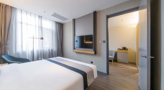 Люкс Homeinn Selected Hotel (Dandong Sino-Korean Yalu River Bridge Riverside View)