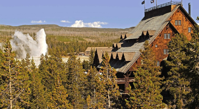 Old Faithful Inn — Inside the Park Hotel, Buchen Sie Hotel Yellowstone National Park USA