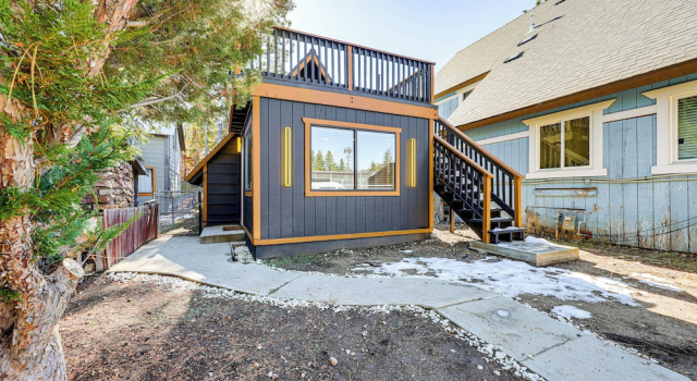 Коттедж 2 Mi to Big Bear Lake: Wooded Cabin w/ Deck!