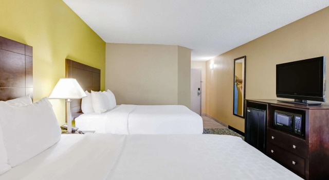 Четырёхместный номер Standard Clarion Inn Asheville Airport