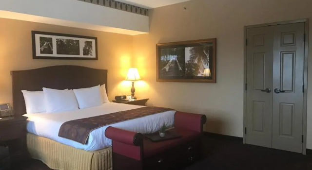 Полулюкс Cherokee Casino West Siloam Springs Resort