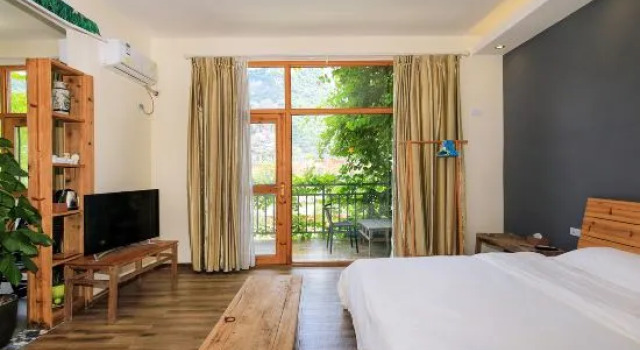 Двухместный люкс Deluxe с балконом Yangshuo Huajian Homestay (Guilin Qianguqing Branch)