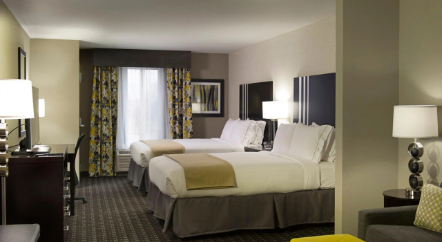 Четырёхместный люкс Holiday Inn Express and Suites Madison Central by IHG