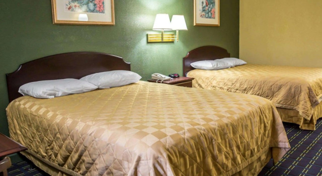 Четырёхместный номер Standard Rodeway Inn & Suites Plymouth Hwy 64