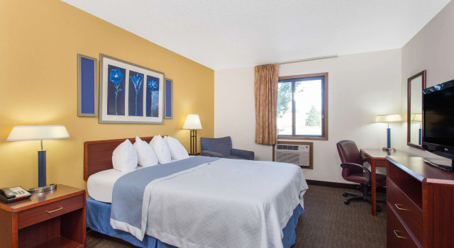 Days Inn by Wyndham Austin, Varaa Hotelli Hotellit Minnesota pysäköinnillä, Pysäköinti