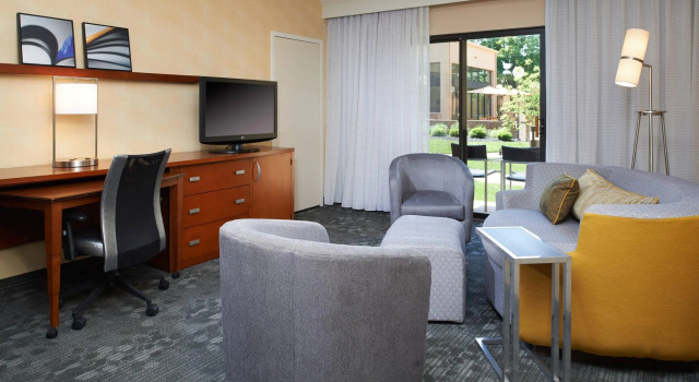 Четырёхместный люкс с 2 комнатами Courtyard by Marriott Columbus Dublin