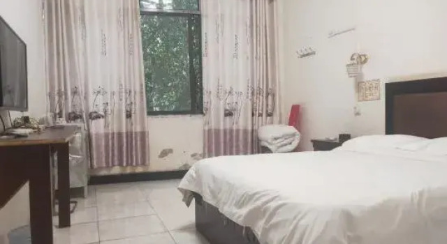 Номер Economy Luodian Xinhe Hotel