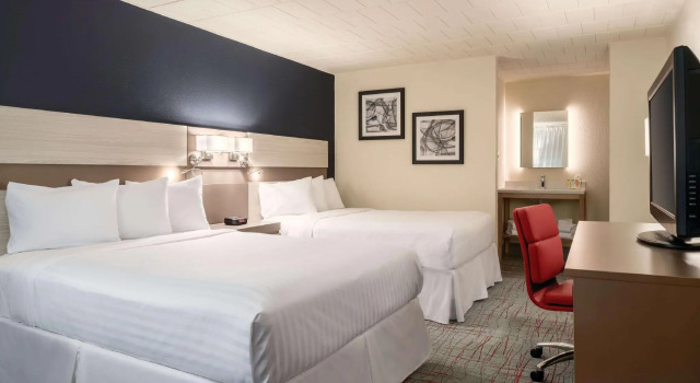 Четырёхместный номер Standard Ramada by Wyndham Indiana