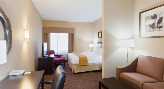 Двухместный люкс с 2 комнатами Holiday Inn Express & Suites Ashtabula-Geneva by IHG