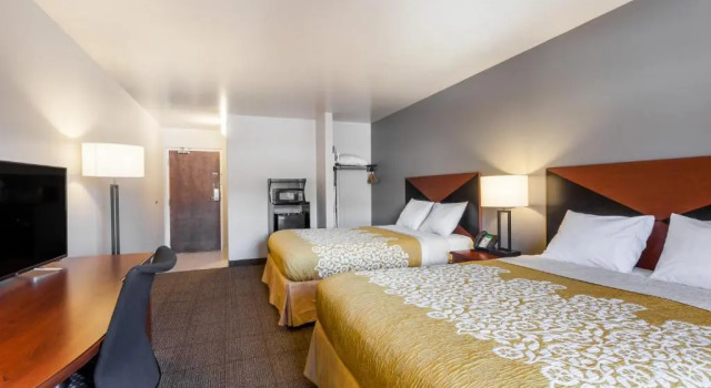 Четырёхместный номер Standard Days Inn & Suites by Wyndham Lancaster Amish Country