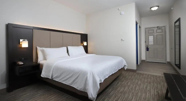 Номер Standard с видом на бассейн Holiday Inn Express Grand Rapids Southwest by IHG