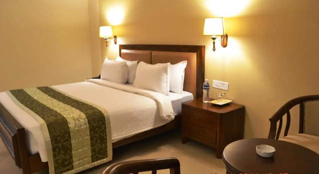 Uday Suites - The Airport Hotel, Забронировать Отель Отели штата Кералы с питанием, Пансион