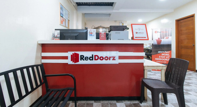 RedDoorz Plus near Uptown BGC Mall, Забронировать Отель Тагиг 