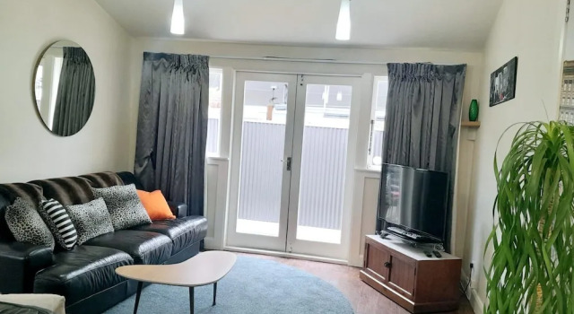 Spacious Bungalow Rental in Palmerston North - Ideal for Groups, Rezerwuj Dom wakacyjny Hotele w Auckland Region z parkingiem, Parking