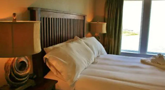 Oasis Suites Hotel, Забронировать Отель Отели Нагс-Хед с бассейном, Бассейн