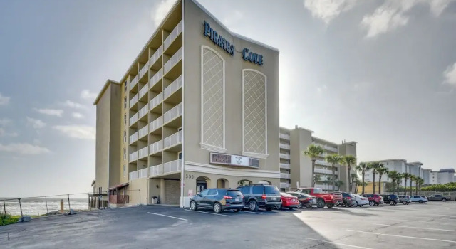 Breezy Daytona Beach Studio w/ Balcony & Views!, Забронировать Апартаменты/квартира Дейтона-Бич Daytona Beach Area, рядом с Церковь для автомобилей в Дейтона-Биче