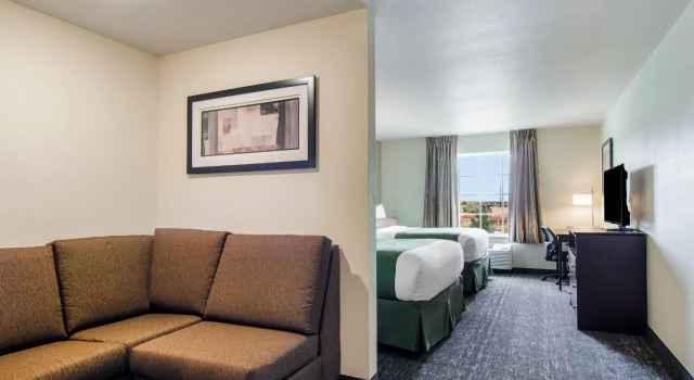 Четырёхместная студия Cobblestone Hotel & Suites - Torrington
