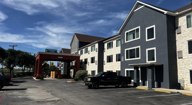 Candlewood Suites San Antonio - Fort Sam Houston, Varaa Hotelli Hotellit Bexar County aamiaisella, Aamiainen