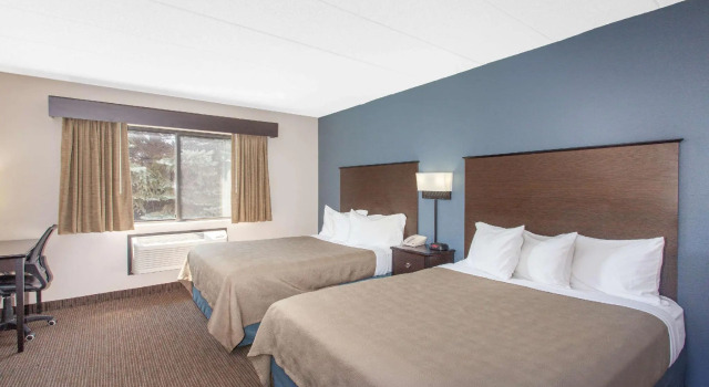 Четырёхместный номер Standard AmericInn by Wyndham North Branch