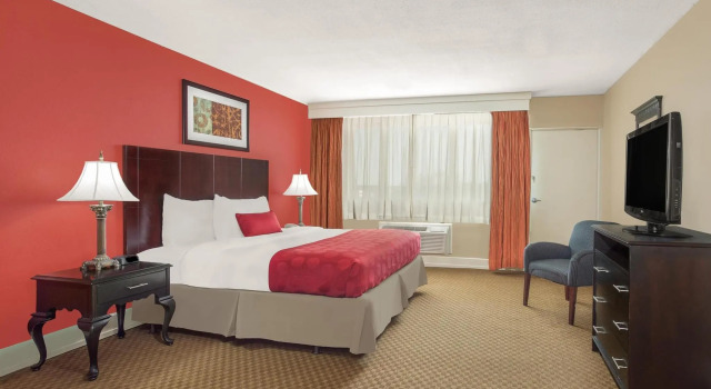 Двухместный номер Standard с видом на бассейн Ramada Plaza by Wyndham Fayetteville Fort Bragg Area