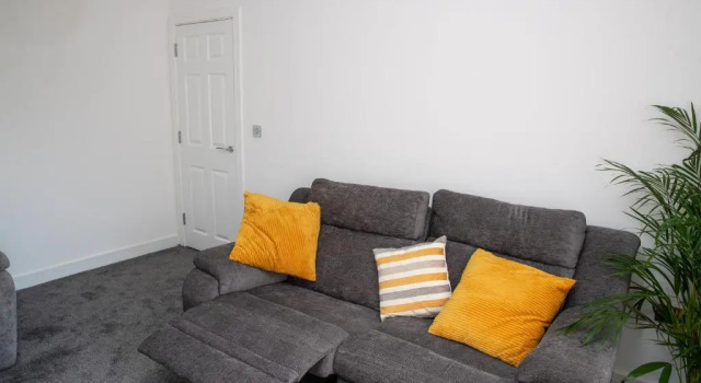 Fantastic Large House with Private Parking, Забронировать Отель Отели и гостиницы Брэдфорд, рядом с Театр «Альгамбра», Отель
