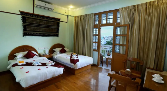 Manzaralı Balkonlu Lüks çift kişilik oda Hotel Dingar