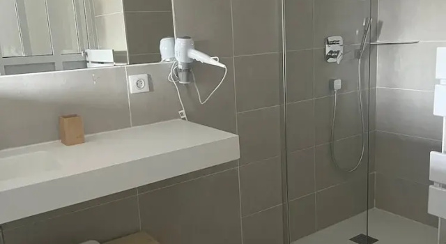 Четырёхместный номер Standard Le B Complexe Hôtel