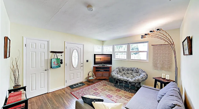 New Listing! Island - Walk To Amphitheatre 2 Bedroom Home