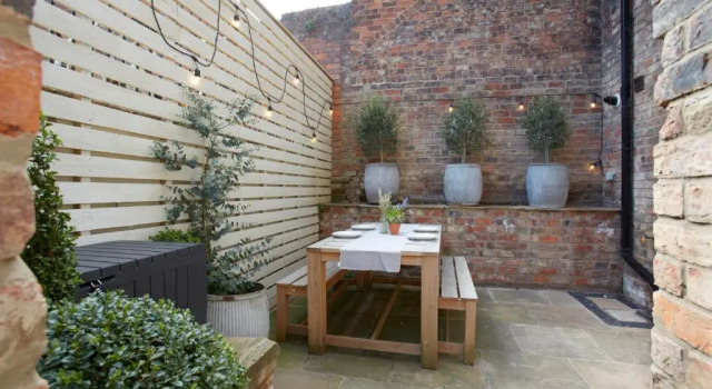 The Courtyard by Chateau Anna, Central York - Free parking