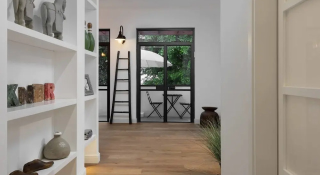 Hip 2BR in Reines by HolyGuest, Забронировать Отель Отели Тель-Авива с парковкой, рядом с Парк независимости, Парковка