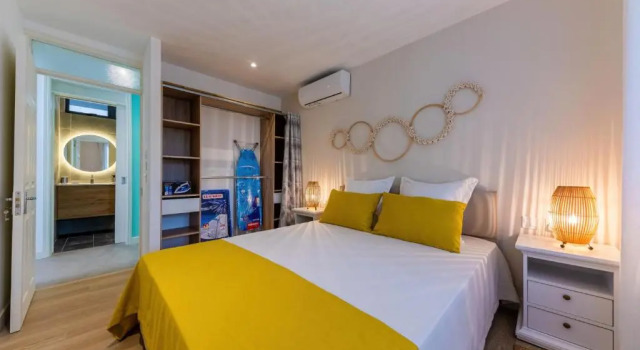 Les Cerisiers Beach Residence, Cosy and Modern 3 bedroom apartment located 50 metres from the beach and from all amenities and restaurants on the coastal road, Boek Appartement Hotels in Mauritius West Coast met ontbijt, Ontbijt