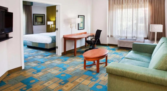 Двухместный люкс c 1 комнатой La Quinta by Wyndham Haywood Mall-Near Greenville Downtown