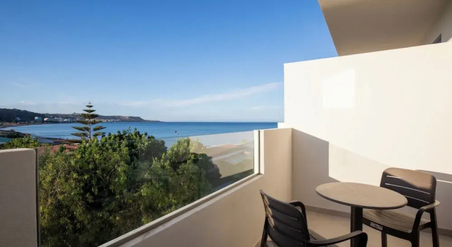 Четырёхместный семейный номер Standard с балконом и с видом на сад Raffaello Beach Faliraki