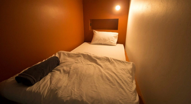 Кровать в общем номере (мужской номер) All day hostel at BTS Bang Chak