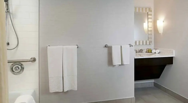 Двухместный Hearing and Mobility Accessible номер DoubleTree by Hilton Hotel Syracuse