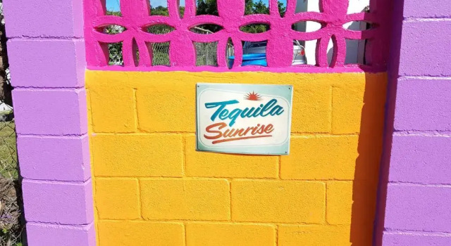 Tequila Sunrise, Book Hotel Hodges Bay 