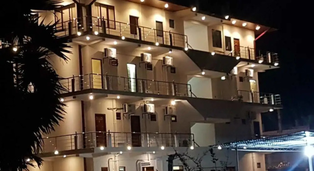 Luxury Everest Hotel