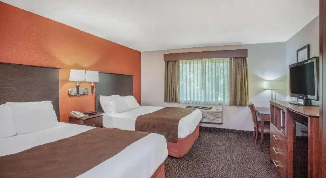 Шестиместный номер Standard AmericInn by Wyndham White Bear Lake St. Paul