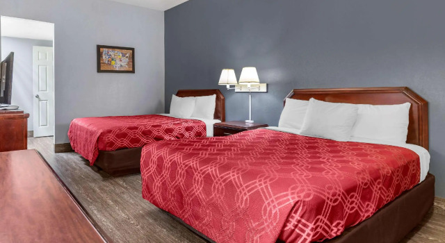 Четырёхместный номер Standard Econo Lodge Junction