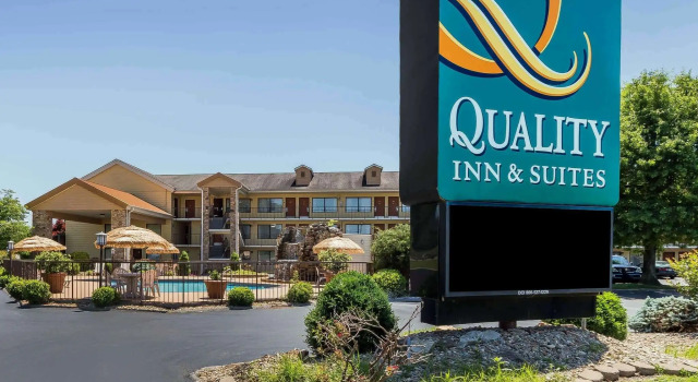 Quality Inn & Suites Sevierville - Pigeon Forge, Забронировать Отель Севьервилл Great Smoky Mountains National Park, рядом с Sevierville Historic Walking Trail