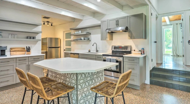 Коттедж Hutchinson Island Cottage: Steps to the Beach