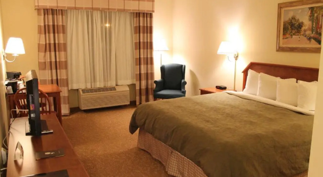 Двухместный люкс c 1 комнатой Country Inn & Suites by Radisson, Minneapolis-Shakopee