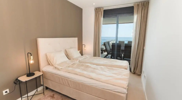 Stunning modern 4 bedroom apartment by the beach