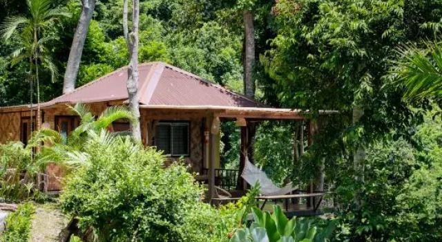 Трёхместное бунгало с балконом и с красивым видом из окна Railay Garden View Resort