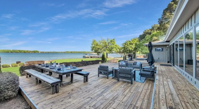 Коттедж с балконом и с видом на озеро Lake Norman Breakaway
