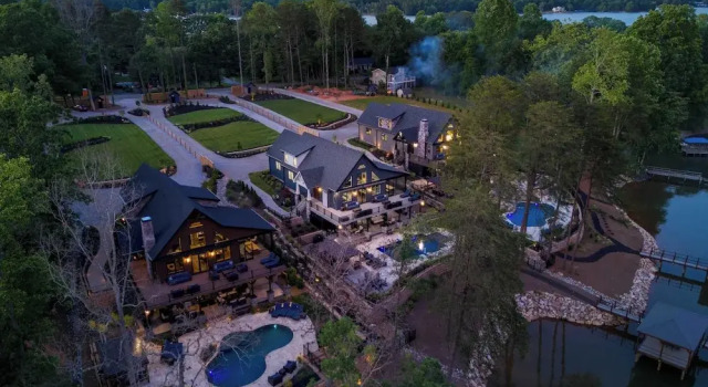 Коттедж The Lodges Avantstay Lakefront, Sleeps 66 Pools, Docks, Theaters, Views