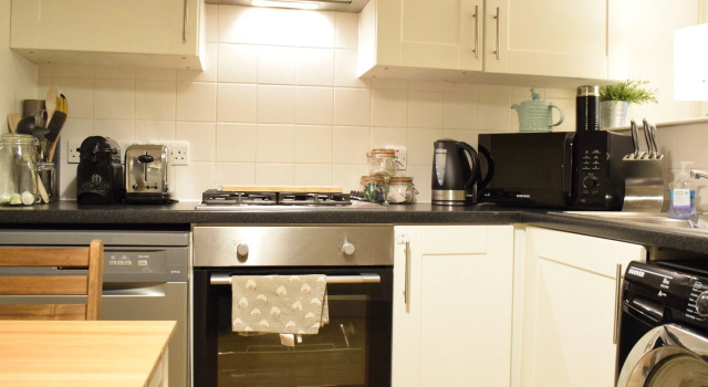 Stunning 2 Bedroom Flat Near Wimbledon, Varaa Huoneisto Asunnot kohteessa Merseyside, Huoneisto