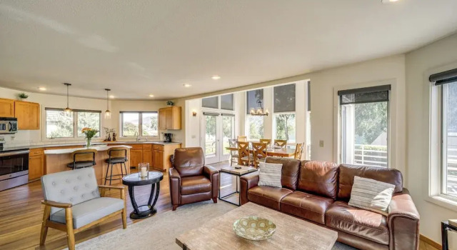 Modern Retreat w/ Hot Tub - Steps to Lake Chelan!, Boek Vakantiehuis Manson Lake Chelan
