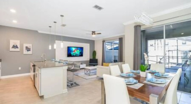 Gorgeous Storey Lake 4BR, Rezerwuj Dom wakacyjny Hotele w Kissimmee z parkingiem, Parking