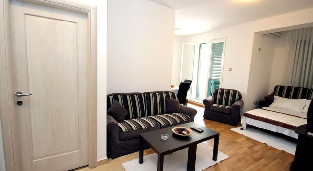 Студия с балконом Apartments Mirista